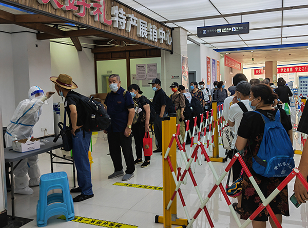 万州港增设核酸采样点为上下旅客提供免费核酸检测服务