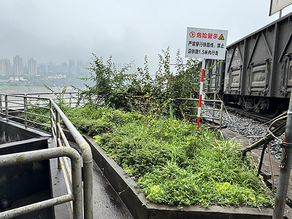 龙港铁路作业区开展环保专项整治行动