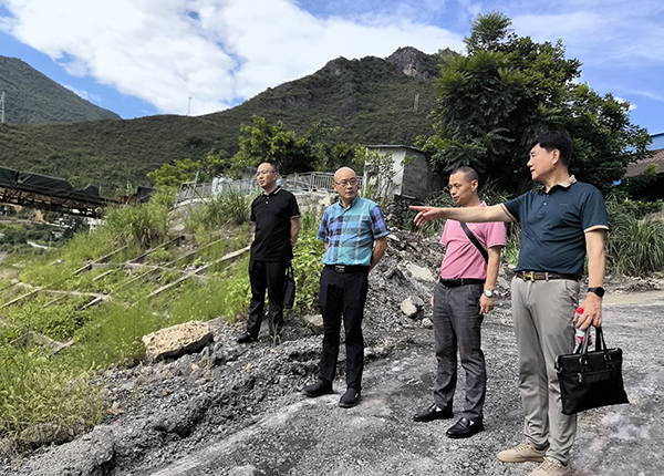 万州港党委书记、董事长谭必学到巫山抱龙河货运作业区考察调研